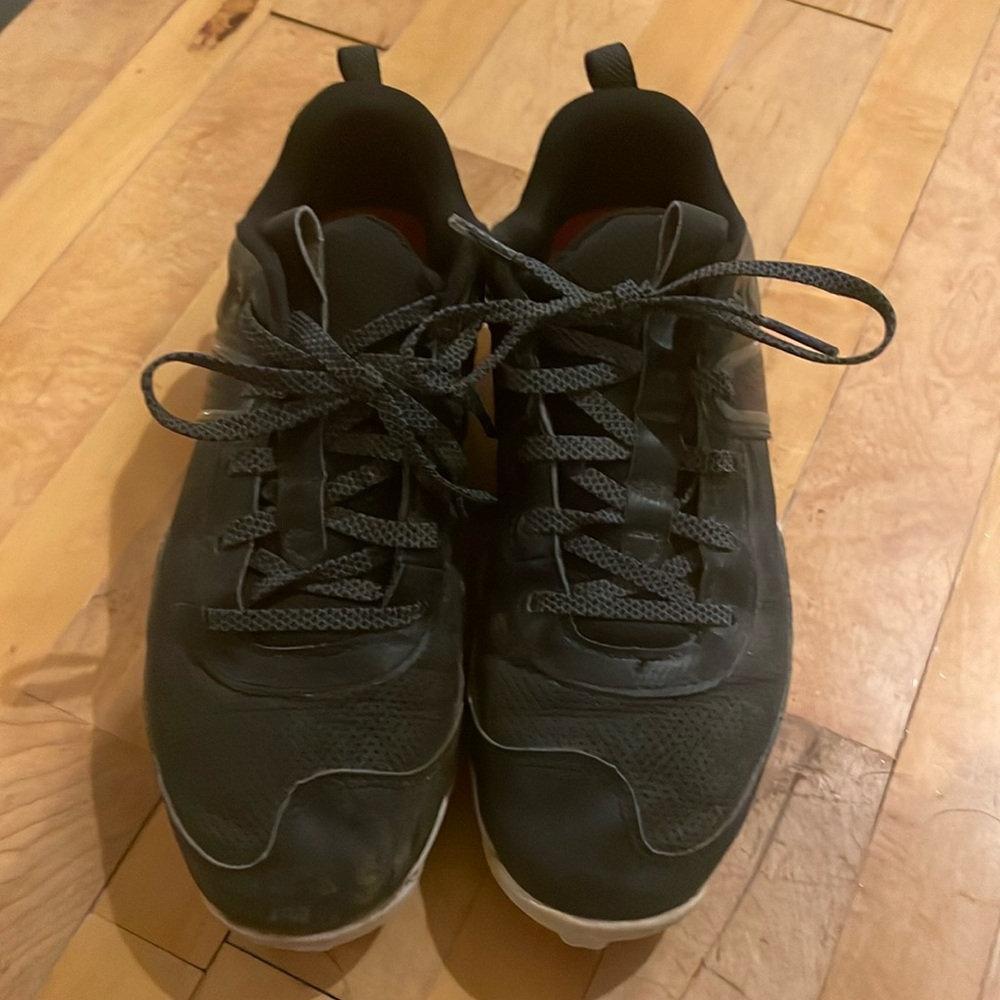 Under armor. 6.5US. Black and white. baseball/teeball/softball cleats.